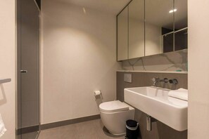 Shower, shampoo - 2BDR Southbank Stay with Pool and Gym (Melbourne)