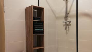 Dusche, Handtücher, Seife, Toilettenpapier