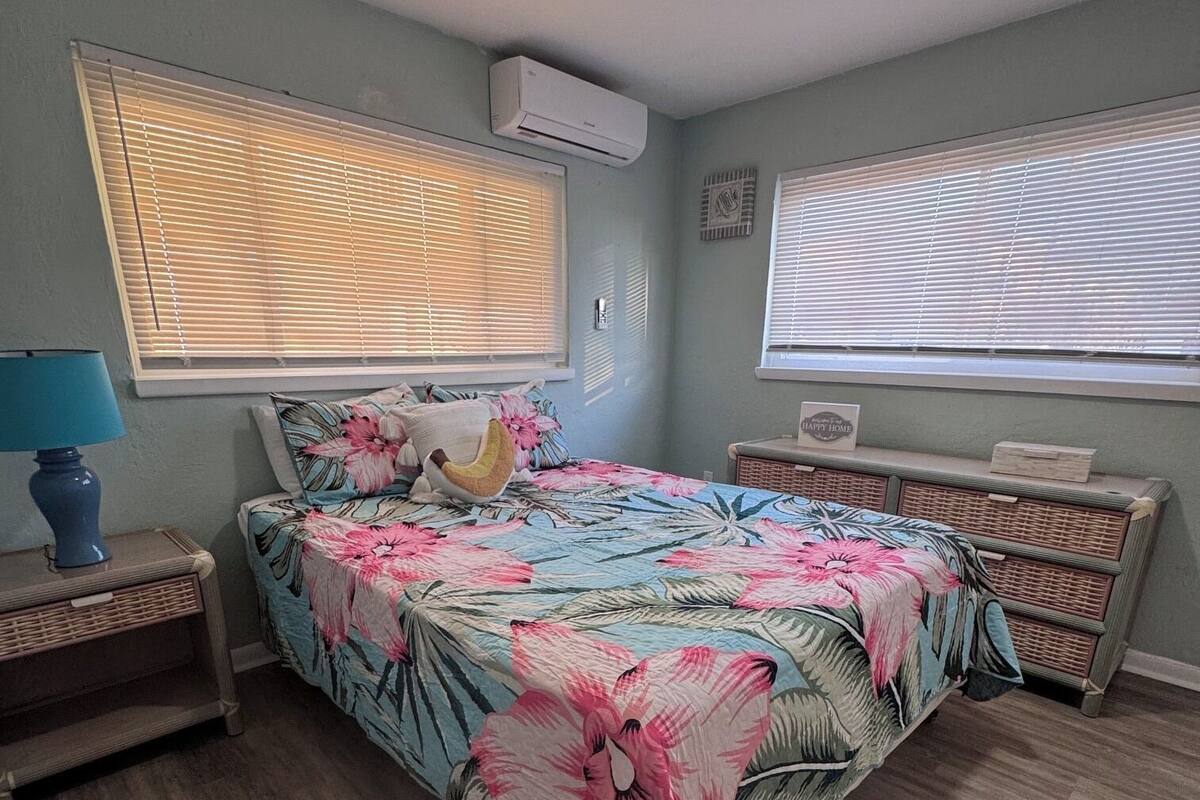 Deluxe huis, 2 slaapkamers, privézwembad, langs het strand | Een bureau, een laptopwerkplek, een strijkplank/strijkijzer, gratis wifi