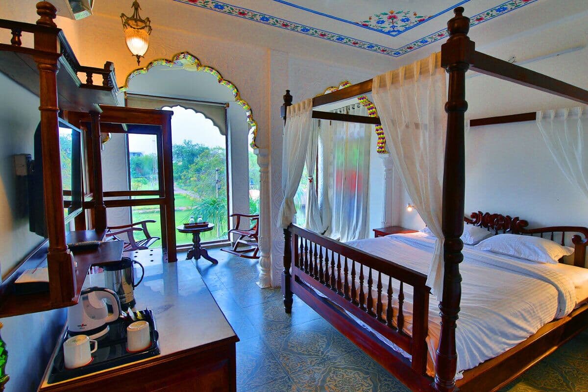 Suite de lujo, vista al jardín | Caja de seguridad en la habitación y escritorio