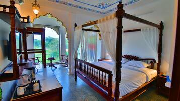 Suite de lujo, vista al jardín | Caja de seguridad en la habitación y escritorio