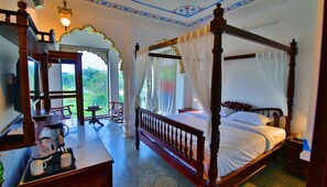 Suite de lujo, vista al jardín | Caja de seguridad en la habitación y escritorio 