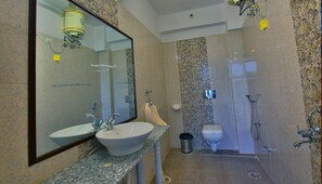 Shower, hair dryer, towels, soap - Jharokha Heritage Hotel Jaipur (Jaipur)