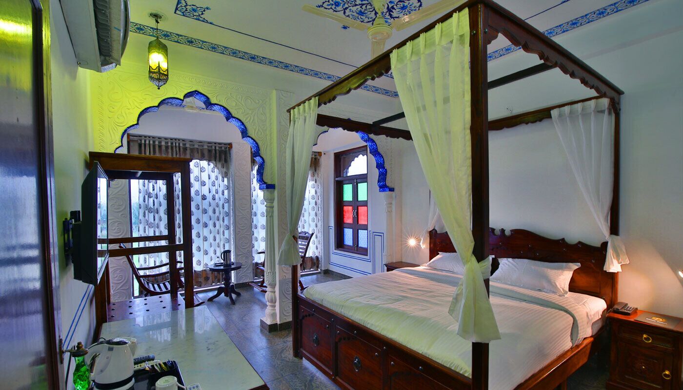 Caja de seguridad en la habitación y escritorio 