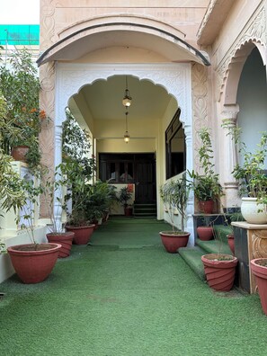 Property entrance - Jharokha Heritage Hotel Jaipur (Jaipur)
