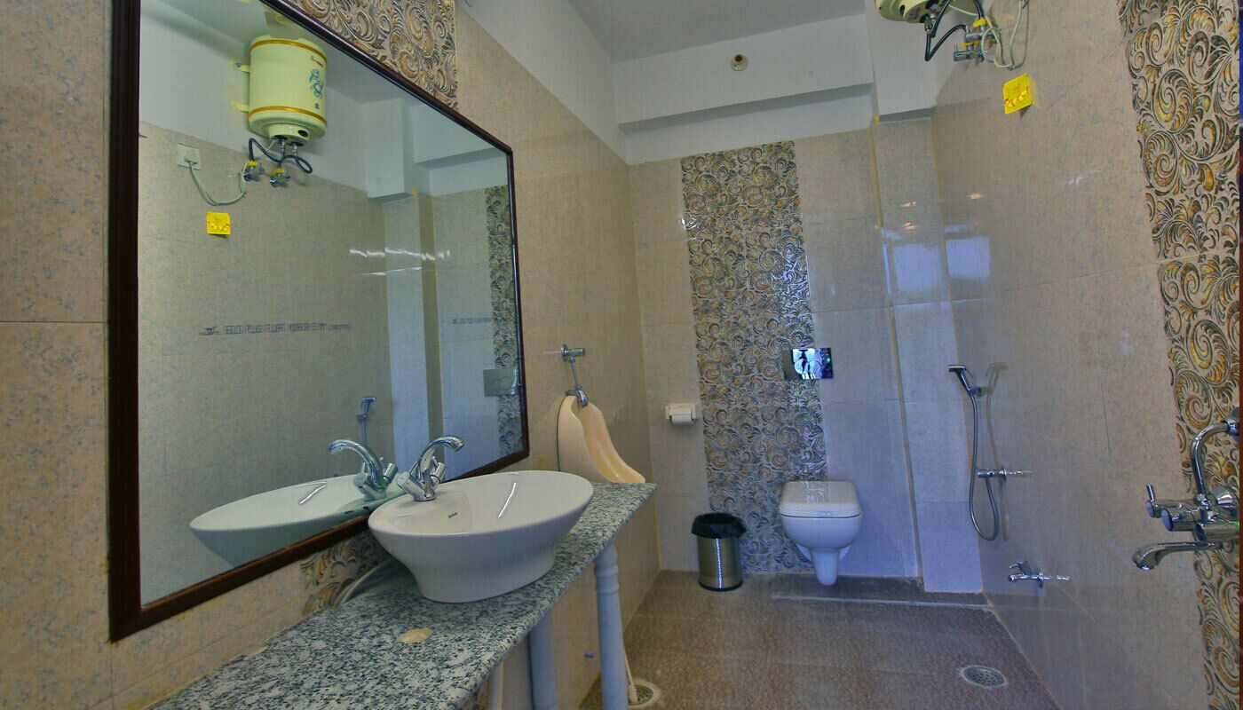 Suite de lujo, vista al jardín | Baño | Regadera, secadora de cabello, toallas, jabón 