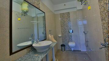 Suite de lujo, vista al jardín | Baño | Regadera, secadora de cabello, toallas, jabón