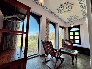 Una cassaforte in camera, una scrivania, postazione laptop