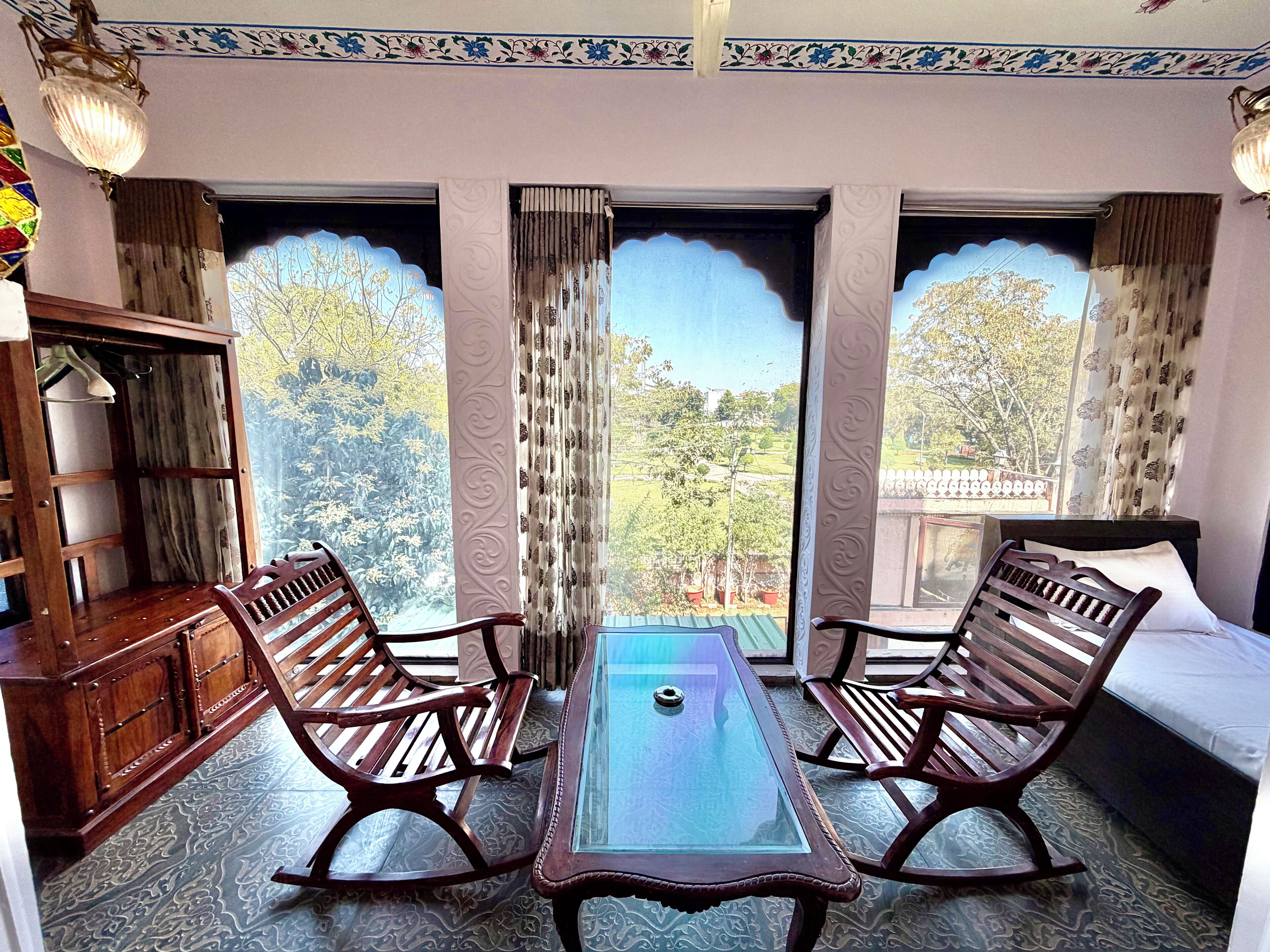 خزنة داخل الغرفة ومكتب ومساحة عمل للكمبيوتر المحمول ومكواة/لوح كي