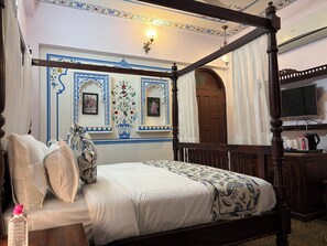 Luxury-Suite, Gartenblick | Zimmersafe, Schreibtisch, laptopgeeigneter Arbeitsplatz