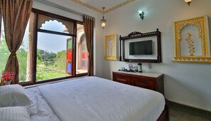 Caja de seguridad en la habitación y escritorio 