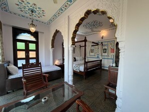 Suite Luxury, vista giardino | Una cassaforte in camera, una scrivania, postazione laptop