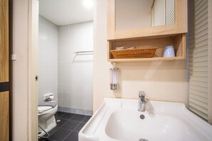 Shower, hair dryer, bidet, towels - Spacious 4-bedroom apartment in fabulous Tambon Patong with AC (Tambon Patong)