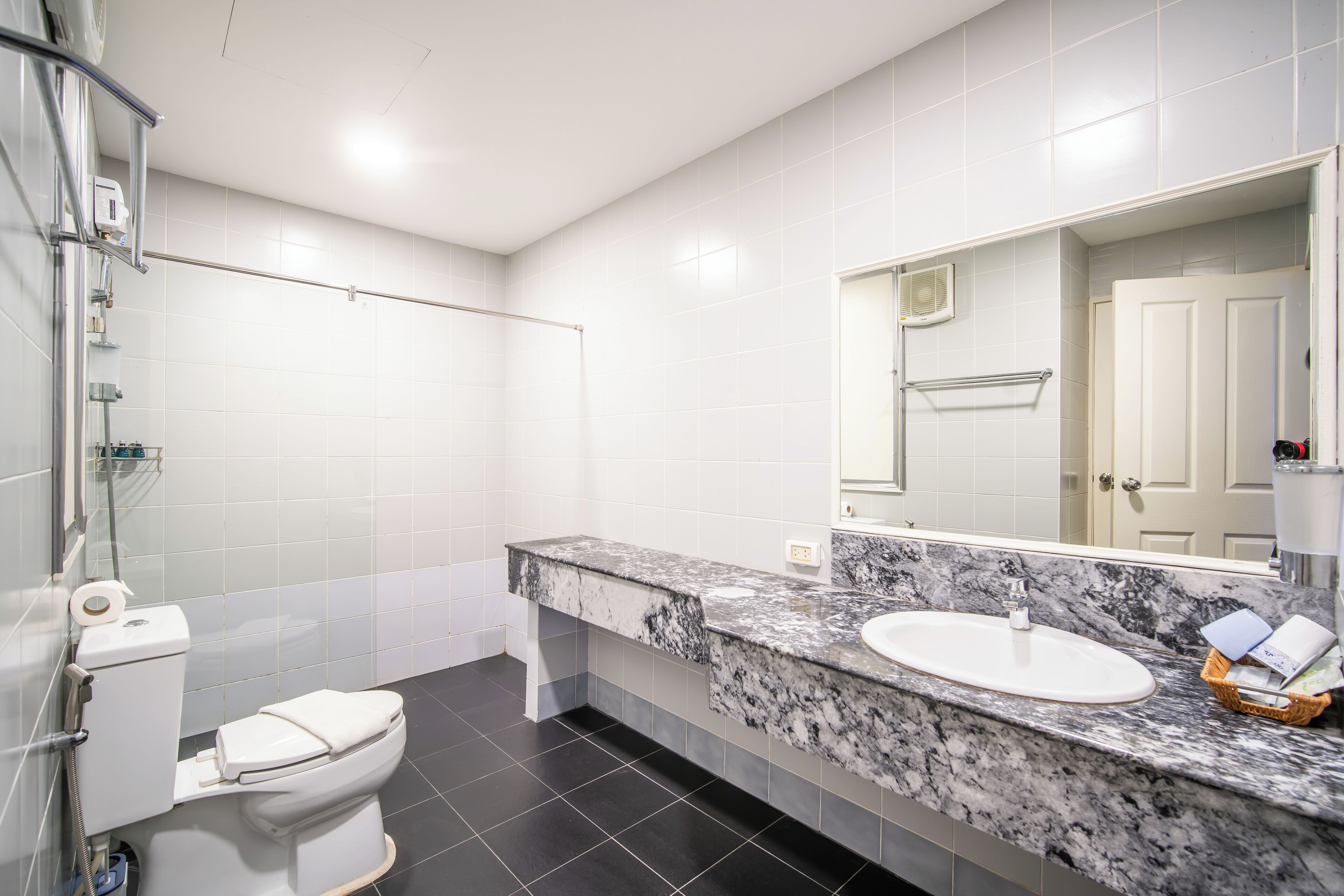 Ducha, secador de pelo, bidet, toallas