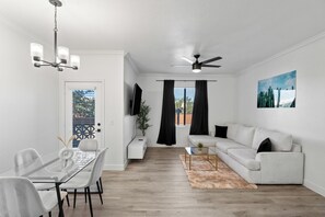 Appartement | Coin séjour | TV connectée de 65 pouces avec chaînes par câble