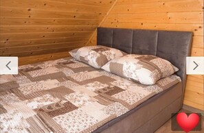 Een strijkplank/strijkijzer, beddengoed