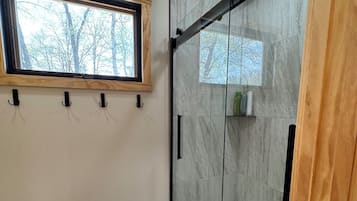 Douche, sĂšche-cheveux, serviettes fournies, savon
