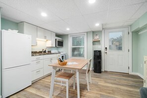 Fridge, microwave, oven, stovetop - Captain`s Quarters|Easy Beach Access·Fire Pit·EI (Emerald Isle)