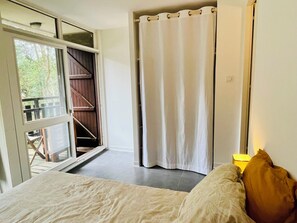 2 bedrooms, iron/ironing board, WiFi, bed sheets - Apartment in Maubuisson with terrace, 5 min walk from the lake and close to the ocean (Maubuisson)