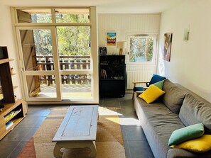 Living area - Apartment in Maubuisson with terrace, 5 min walk from the lake and close to the ocean (Maubuisson)