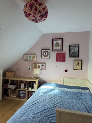 4 bedrooms, iron/ironing board, Internet, bed sheets