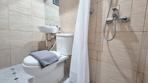 Standard Single Room | Bathroom | Shower, free toiletries, hair dryer, slippers - NN House Smart Stay (Jakarta Selatan)