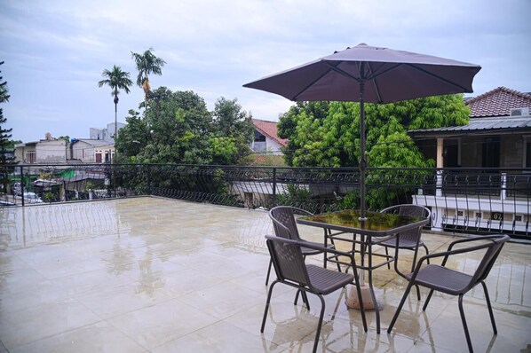 Outdoor dining - NN House Smart Stay (Jakarta Selatan)
