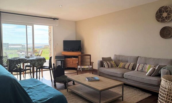 Living area - Apartment in Trebeurden With Sea Views (Trébeurden)