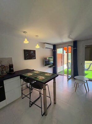 Cottage | Dining - Santorini Escape Near Cannes & Saint-tropez (Fréjus)