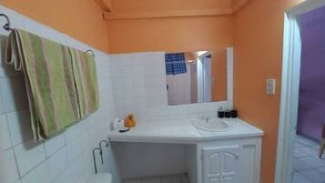 提供毛巾、番梘、廁紙