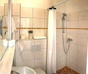 Apartment | Bathroom - Coastal Apartment With Balcony (Fehmarn)