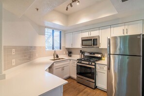 Spacious 3BR/2BA Suite with Heated Pool and Gym | Private kitchen | Coffee/tea maker - San Portella 2007 (Tempe)