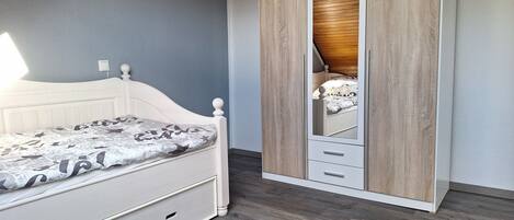 3 slaapkamers, een strijkplank/strijkijzer, reisbedje, gratis wifi