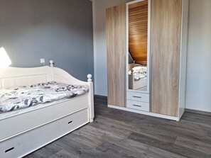 3 chambres, fer et planche à repasser, lit parapluie, Wi-Fi gratuit