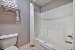 Secadora de cabello, toallas, jabón, papel de baño 