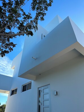 Exterior - Luxury 3B Ocean View Villa/Pvt Pool, Walk to Beach (Long Bay Hills)