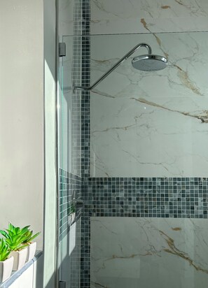 Secadora de cabello, toallas, jabón, papel de baño 