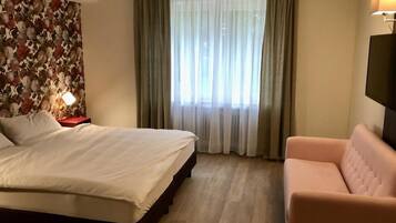 Classic Quadruple Room, River View | Desk, free WiFi