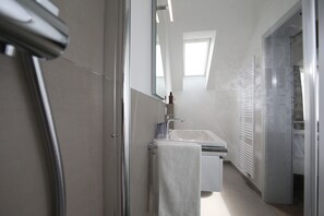 Shower, free toiletries, hair dryer, towels - Fährhaus am Rhein Hotel Düsseldorf (Düsseldorf)