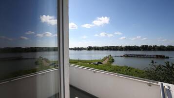 Habitación Confort doble, balcón, vistas al río | Jardines del alojamiento