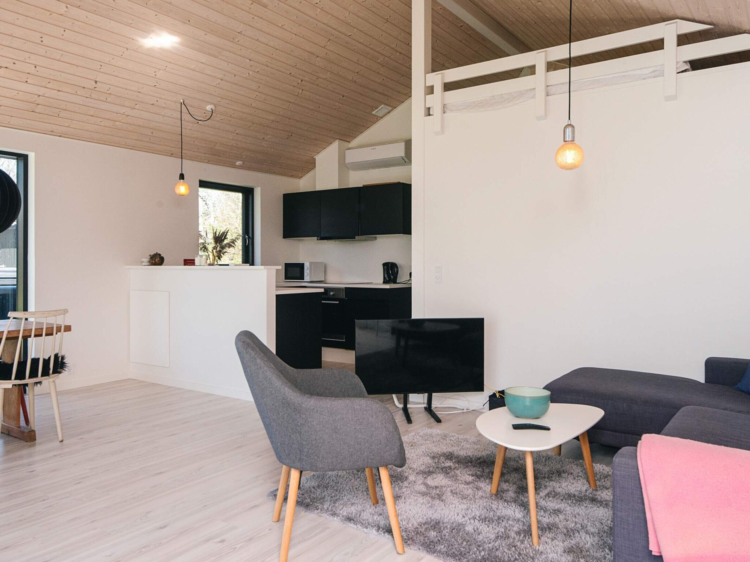 Um interior moderno com cozinha, área de refeições e sala de estar.