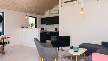 Um interior moderno com cozinha, área de refeições e sala de estar.