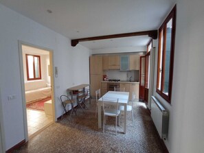 A compact kitchen with a dining area, a small table, and chairs. There is a window providing natural light. - Figher 795 ( near the Rialto Bridge ) (Venezia)