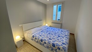 A bedroom with a bed, bedside lamps, a window, and a radiator. - Figher 795 ( near the Rialto Bridge ) (Venezia)