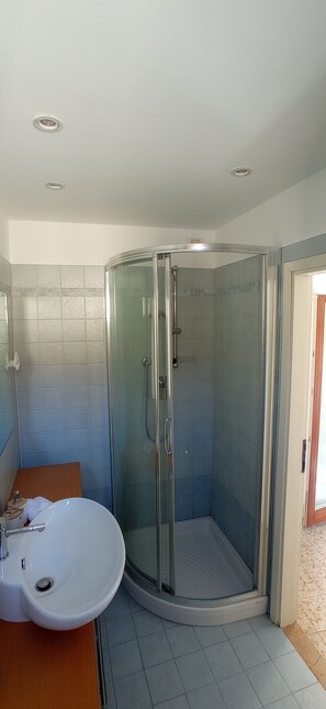 Dusche, Haartrockner, Bidet, Handtücher