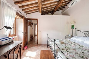 2 makuuhuonetta, silitysrauta/-lauta, ilmainen Wi-Fi, vuodevaatteet