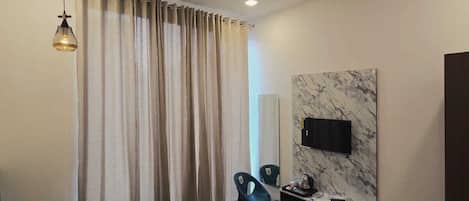 8 bedrooms, WiFi, bed sheets