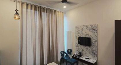 8-bedroom bed & breakfast in amazing Agra with AC walk to Taj Mahal