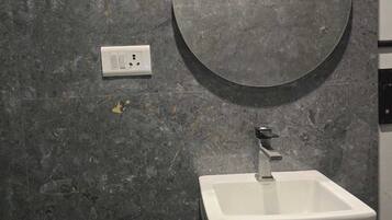 Dusche, Whirlpool, Bidet, Handtücher