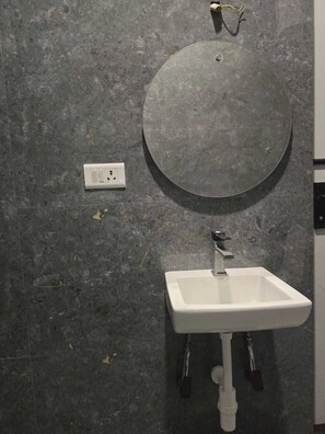 Dusche, Whirlpool, Bidet, Handtücher